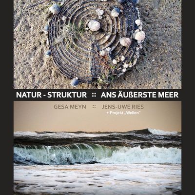 Plakat der Doppelausstellung "Natur - Struktur" von Gesa Meyn / "Ans &auml;u&szlig;erste Meer" von Jens-Uwe Ries: Jeweils ein Beispielfoto aus der Fotoausstellung. Die beiden Bilder sind auf schwarzem Hintergrund angeordnet, oben ein Fundst&uuml;ck am Strand, unten Meeresbrandung.