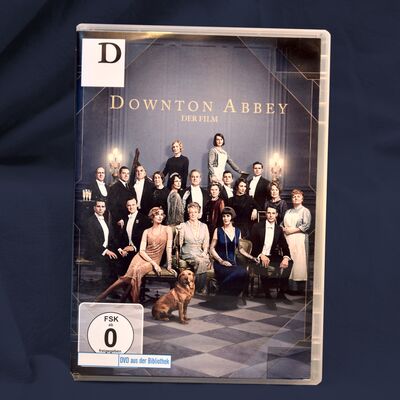 Das Cover der DVD "Downton Abbey - Der Film" vor dunkelblauem Grund.
