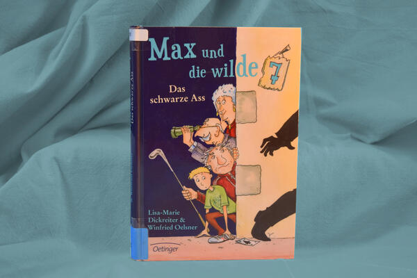 Foto des Buches "Max und die wilde 7 - Das schwarze Ass". Das Cover zeigt einen Jungen und drei Senior*innen, die hinter einer Ecke versteckt Ausschau nach einem Schatten halten.
