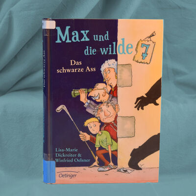 Foto des Buches "Max und die wilde 7 - Das schwarze Ass". Das Cover zeigt einen Jungen und drei Senior*innen, die hinter einer Ecke versteckt Ausschau nach einem Schatten halten.