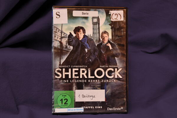 Das Cover der DVD-Serie "Sherlock - Eine Legende kehrt zur&uuml;ck" vor dunkelblauem Grund.