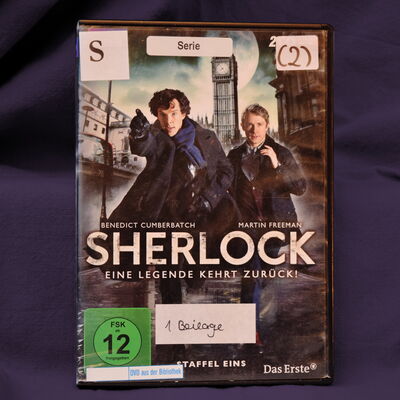 Das Cover der DVD-Serie "Sherlock - Eine Legende kehrt zur&uuml;ck" vor dunkelblauem Grund.