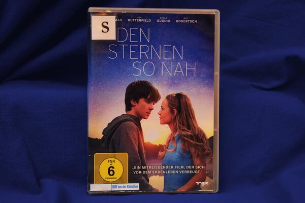 Das Cover der DVD "Den Sternen so nah" vor dunkelblauem Grund.
