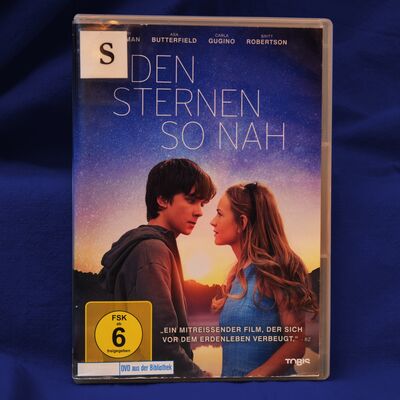 Das Cover der DVD "Den Sternen so nah" vor dunkelblauem Grund.