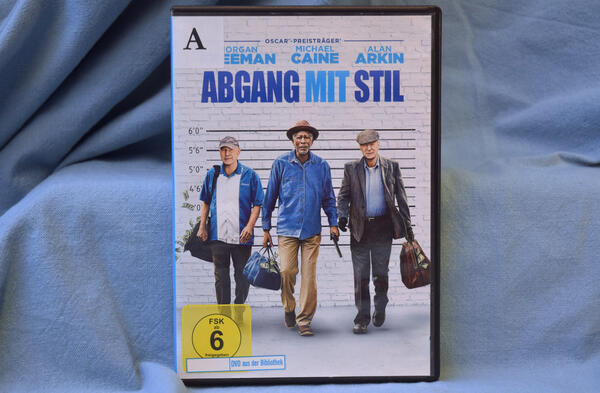 Foto der DVD "Abgang mit Stil". Das Cover zeigt drei &auml;ltere Herren mit Tragetaschen voller Geld.