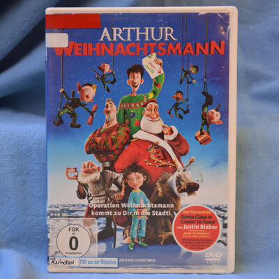 Foto der DVD "Arthur Weihnachtsmann". Das Cover zeigt in der Mitte die m&auml;nnlichen Mitglieder der Familie Weihnachtsmann samt einem Rentier mit Halskrause, im Hintergrund mehrere Elfen, die sich gerade nach unten abseilen, sowie ganz vorne das kleine M&auml;dchen, dessen Weihnachtsgeschenk im Film nachtr&auml;glich ausgeliefert werden muss.
