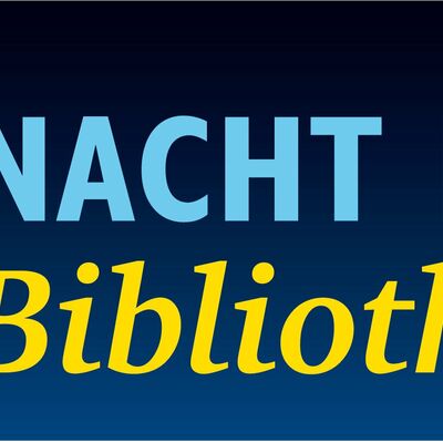 Logo der "Nacht der Bibliotheken": eine Gl&uuml;hlampe mit einem aufgeschlagenen Buch im Inneren, rechts daneben vor dunklem Hintergrund der Schriftzug "Nacht der Bibliotheken".