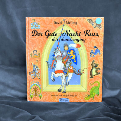 Foto des Buches "Der Gute-Nacht-Kuss, der danebenging". Das Cover zeigt in der Mitte einen Ritter in voller R&uuml;stung auf seinem Pferd.