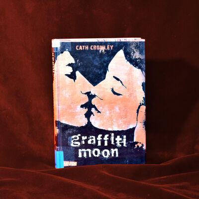 Das Cover des Romans "graffiti moon". Es zeigt ein Paar, das sich k&uuml;sst und erinnert dabei an ein als Graffiti gespr&uuml;htes Bild.