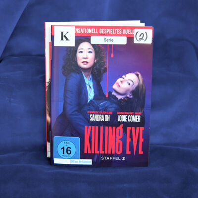 Foto der zweiten Staffel der DVD-Serie "Killing Eve". Das Cover zeigt die beiden Hauptdarstellerinnen in einer Pose, als ob sie miteinander tanzen.