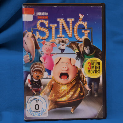 Foto der DVD "Sing". Das Cover zeigt mehrere Tiere, im Zentrum ein singendes Schwein im Glitzeranzug.