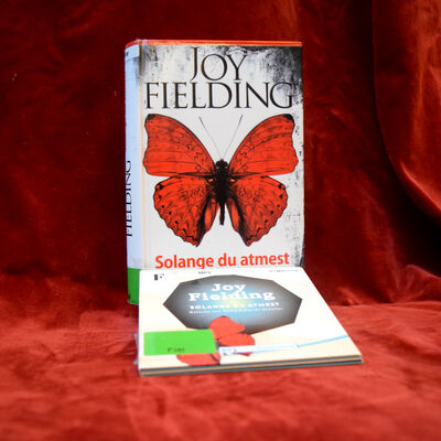 Foto des H&ouml;rbuchs und des Romans "Solange du atmest". Das Cover wird jeweils bestimmt von einem roten Schmetterling vor hellem Hintergrund.