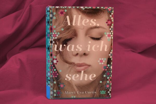 Foto des Buches "Alles, was ich sehe". Das Cover zeigt das Gesicht eines M&auml;dchens mit geschlossenen Augen.