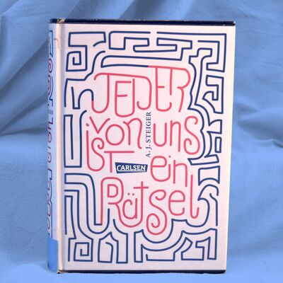 Foto des Buches "Jeder von uns ist ein R&auml;tsel". Das grafische Cover zeigt den Buchtitel als Teil eines verschlungenen Labyrinths.