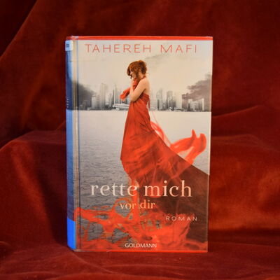 Foto des Buches "Rette mich vor dir". Auf dem Cover ist der Titel-Schriftzug so gestaltet, dass die Worte "Rette mich" deutlich gr&ouml;&szlig;er geschrieben sind als der Rest.