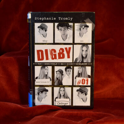 Foto des Buches "Digby". Das Cover zeigt mehrere Schwarz-Wei&szlig;-Fotos von einem Jungen mit Hut und einem langhaarigen M&auml;dchen. Der Titel "Digby #1" ist mittig in Rot eingef&uuml;gt, sowie die Zeile "Tot ermittelt es sich schlecht".