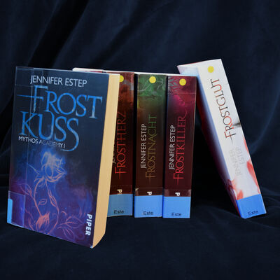 Foto der sechsb&auml;ndigen Buchreihe "Mythos Academy". Links vorne sind Cover und Titel des ersten Bandes "Frostkuss" erkennbar.