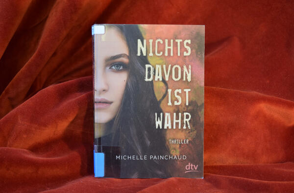 Foto des Buches "Nichts davon ist wahr". Das Cover zeigt ein dunkelhaariges M&auml;dchen mit nachdenklichem Gesicht.