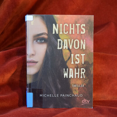 Foto des Buches "Nichts davon ist wahr". Das Cover zeigt ein dunkelhaariges M&auml;dchen mit nachdenklichem Gesicht.