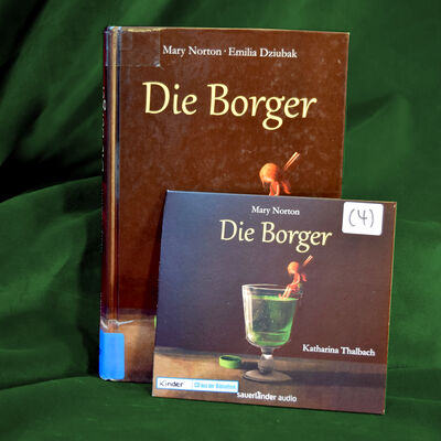 Foto des Buches "Die Borger" und des gleichnamigen H&ouml;rbuchs. Das gezeichnete Cover zeigt ein edles Trinkglas mit Fu&szlig; und gef&uuml;llt mit einem gr&uuml;nen Getr&auml;nk. Oben auf dem Rand des Glases sitzt ein winziges M&auml;dchen und l&auml;sst die F&uuml;&szlig;e ins Getr&auml;nk baumeln. Die Haare des M&auml;dchens werden von einer W&auml;scheklammer zusammengehalten.