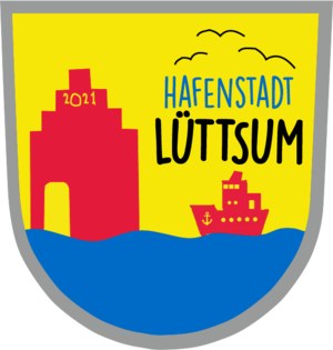 Wappen der Hafenstadt L&uuml;ttsum: &uuml;ber blauen Wellen sind vor gelbem Himmel ein gro&szlig;es rotes Haus und ein rotes Schiff zu sehen.