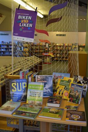 Foto des B&uuml;chertischs zum Thema "Auf ins Freie".