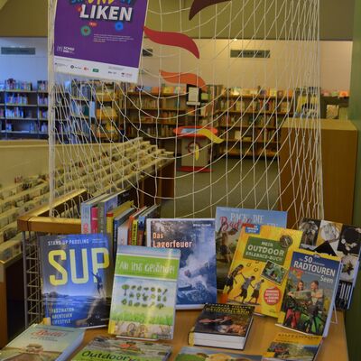Foto des B&uuml;chertischs zum Thema "Auf ins Freie".