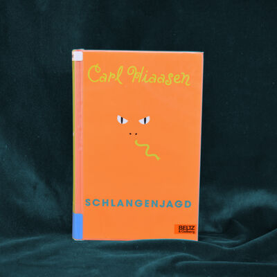 Foto des Buches "Schlangenjagd". Das grafische Cover ist orangefarben und zeigt in der Mitte zwei Augen, zwei "Nasenpunkte" sowie eine geschl&auml;ngelte Zunge.