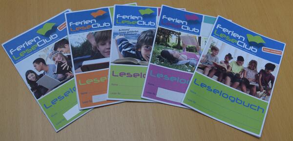 Foto von f&uuml;nf aufgef&auml;cherten FerienLeseClub-Logb&uuml;chern, jeweils mit anderem Motiv.