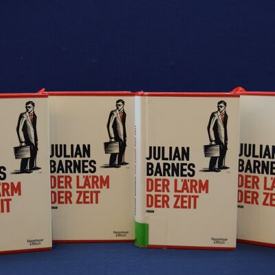 Foto von mehreren nebeneinander und hintereinander aufgestellten Exemplaren des Buches "Der L&auml;rm der Zeit". Das Cover zeigt jeweils einen gezeichneten Mann im Anzug mit Aktentasche.
