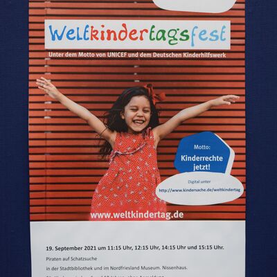 Plakat zum Weltkindertag mit dem gemeinsamen Veranstaltungsprogramm von Stadtbibliothek und Nordfriesland Museum.