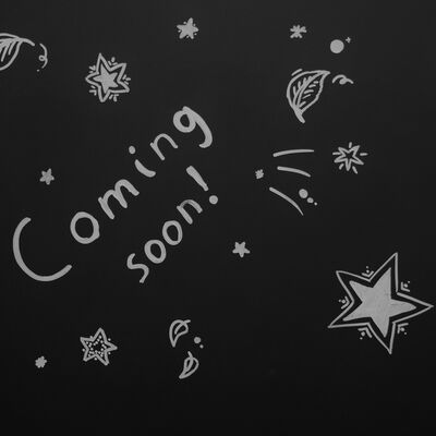 Foto des Schriftzugs "Coming soon!" in wei&szlig;er Schrift auf schwarzem Hintergrund, umgeben von wei&szlig;en gezeichneten Bl&auml;ttern und Sternen.