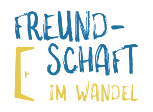 Logo des Themenraumes "Freundschaft im Wandel"; zu sehen ist der Schriftzug "Freundschaft im Wandel" &uuml;ber und rechts neben dem Symbol einer sich &ouml;ffnenden T&uuml;r.