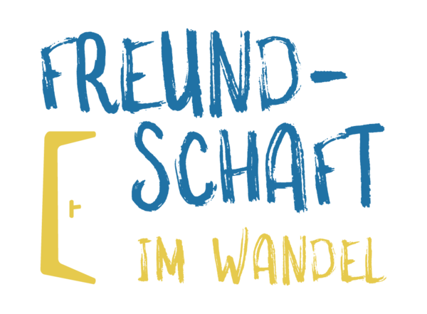 Logo des Themenraumes "Freundschaft im Wandel"; zu sehen ist der Schriftzug "Freundschaft im Wandel" &uuml;ber und rechts neben dem Symbol einer sich &ouml;ffnenden T&uuml;r.