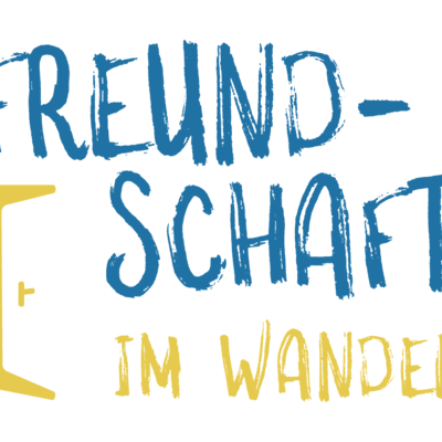 Logo des Themenraumes "Freundschaft im Wandel"; zu sehen ist der Schriftzug "Freundschaft im Wandel" &uuml;ber und rechts neben dem Symbol einer sich &ouml;ffnenden T&uuml;r.