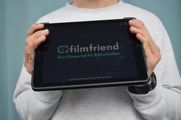 Foto eines Tablet-PCs, auf dem das Logo des Streaming-Portals "filmfriend" zu sehen ist.