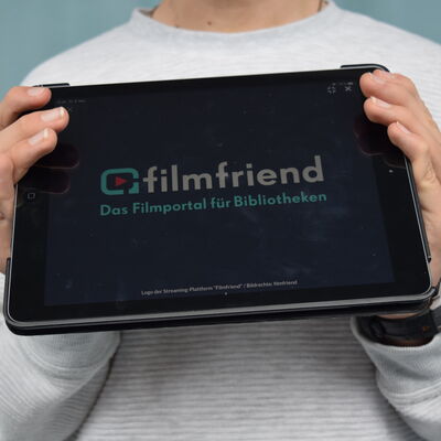 Foto eines Tablet-PCs, auf dem das Logo des Streaming-Portals "filmfriend" zu sehen ist.
