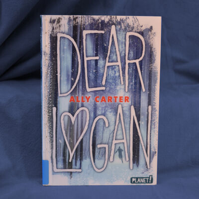 Foto des Buchs "Dear Logan". Der Titelschriftzug f&uuml;llt das gesamte Cover aus, im Hintergrund ist eine winterliche Landschaft zu sehen.