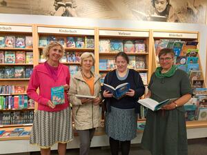 Foto von der FerienLeseClub-Einkaufsaktion (in der Buchhandlung Liesegang), auf dem vier Personen mit B&uuml;chern (wie in der Pressemitteilung genannt) zu sehen sind.