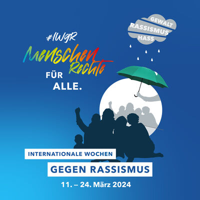 Offizielles Share Picture zu den Internationalen Wochen gegen Rassismus vom 11. bis zum 24. M&auml;rz 2024 unter dem Motto "Menschenrechte f&uuml;r alle". Auf blauem Hintergrund zeigt das Bild eine graue Wolke namens "Gewalt, Rassismus, Hass", aus der Regen auf die Silhouetten einer Gruppen von Menschen f&auml;llt. Doch &uuml;ber diese Gruppe wird ein gr&uuml;ner Regenschirm gehalten und h&auml;lt die Tropfen fern.