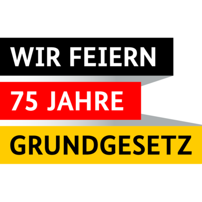 Offizielles Logo zu den Feierlichkeiten zum 75. "Geburtstag" des Grundgesetzes in Form von drei schwarz-rot-gelben Balken, die von oben nach unten beschriftet sind mit "Wir feiern" (schwarz) "75 Jahre" (rot) "Grundgesetz" (gelb).