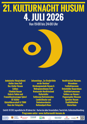 Das Plakat zur Husumer Kulturnacht 2026 zeigt auf blauem Hintergrund in gelb ein stilisiertes Auge neben einem Halbmond, darunter sind in gelber Schrift alle beteiligten Einrichtungen aufgef&uuml;hrt, die w&auml;hrend der Kulturnacht Programmpunkte anbieten.