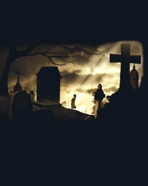 Das Werbebild zu Halloween beim Streaming-Portal filmfriend zeigt einen dunklen Friedhof mit Grabsteinen und Kreuzen und eine mondbeschienene Silhouette, die dort unterwegs ist.